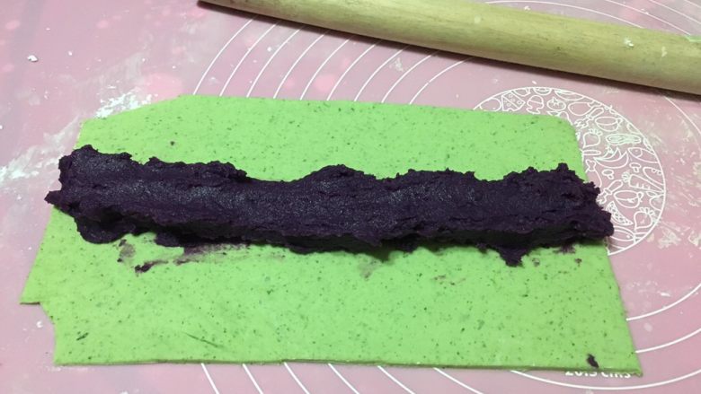 绿色美食.绿翡翠紫薯糕,在中间铺上紫薯泥，记得要垫在油纸上进行，防止粘底