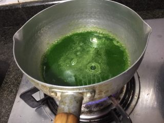 绿色美食.绿翡翠紫薯糕,要再煲滚一点，如果不热的话木薯粉是不会成型的，切记开水！冷水无法和面团
