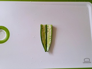 绿色美食凉拌秋葵,将秋葵对半切开，可不切断，摆在盘中