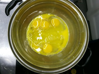 纸杯蛋糕cupcake,鸡蛋打入盆中，幼砂糖加入进去，隔水加热至蛋液40度取出，(比手温热一点即可)