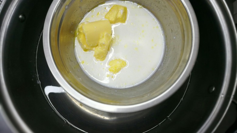 纸杯蛋糕cupcake,把黄油和牛奶盆放在热水里隔水加热融化