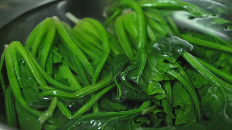 绿色美食麻酱果仁菠菜,捞出放入冷水中降温