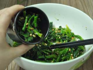 绿色美食麻酱果仁菠菜,取一个圆柱形容器，放入拌好的菠菜，压实
