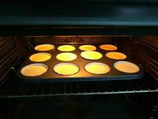 纸杯蛋糕cupcake,烤箱提前预热，180度18分钟