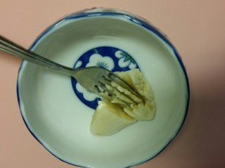 辅食：香蕉白菜米糊,用叉子压碎香蕉。