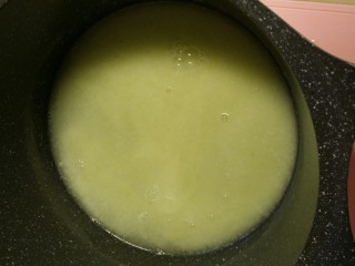 辅食：香蕉白菜米糊,然后倒入锅中，再加入少量水。