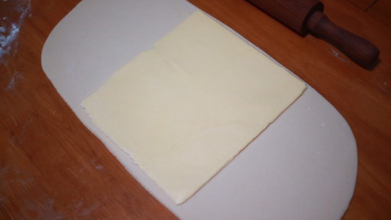 丹麦手撕吐司,然后取出黄油和面团，将面团擀至黄油两倍大，将黄油放在面团上，用面团包好，接缝处捏紧