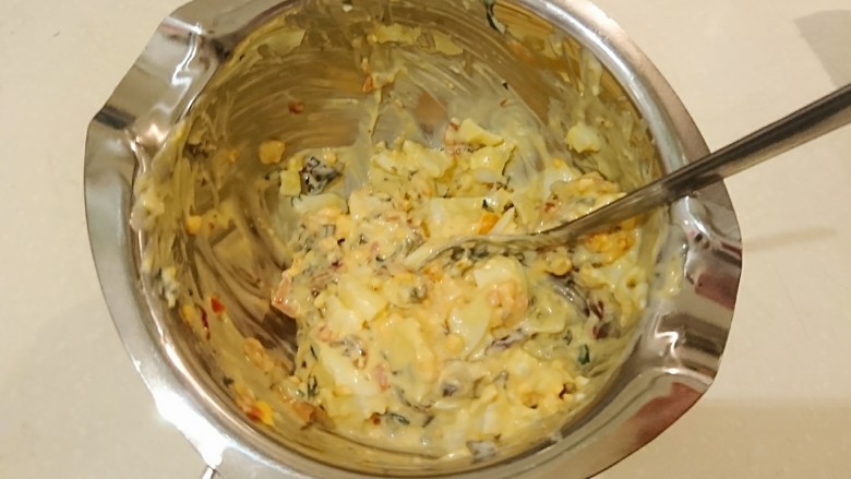 炸雞佐和風塔塔酱,用小湯匙將水煮蛋搗碎，所有材料攪拌混合均勻。