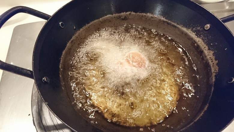 炸雞佐和風塔塔酱,中大火起油鍋，當油溫到170左右（油面出現密集波紋時），把裹好粉的雞根翅沿著鍋邊輕輕的滑下鍋去，炸6分鐘。