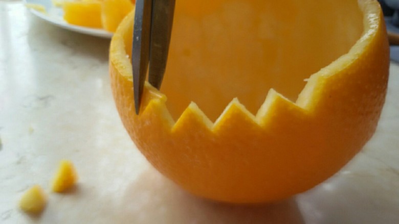 香橙小花篮,用剪刀在大橙皮上剪一些锯齿做装饰
