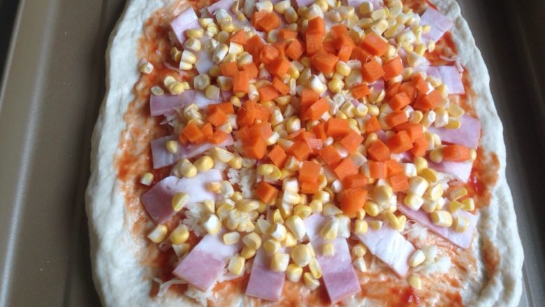 玉米培根披萨,放上玉米和胡萝卜粒