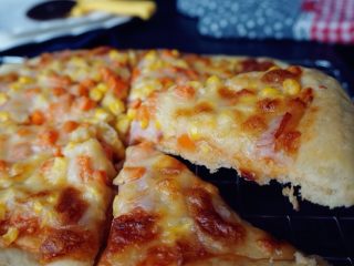 玉米培根披萨,披萨出炉了