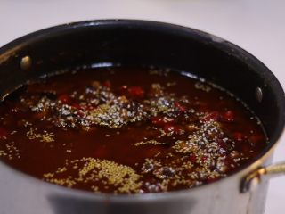 黑松露牛肉酱,加入辣椒粉、黄豆酱和炸好的食材混合搅拌熬15分钟成酱