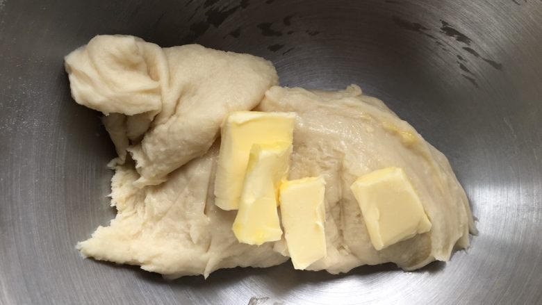 芝士培根面包（波兰种）,加入软化的黄油，继续揉面12分钟