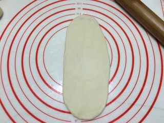 芝士培根面包（波兰种）,取一个面团，用擀面杖擀成舌形