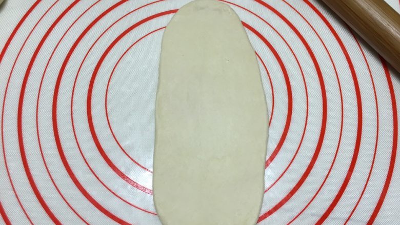 芝士培根面包（波兰种）,取一个面团，用擀面杖擀成舌形
