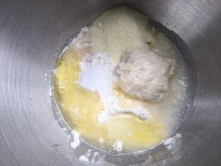 芝士培根面包（波兰种）,将除黄油以外的所有材料准备好，厨师机揉面8分钟