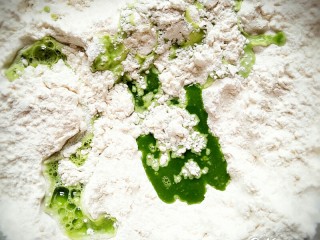 莲花卷,将菠菜汁慢慢加入面粉中，和成面团