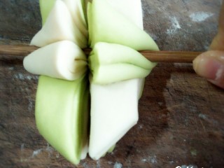 莲花卷,用筷子按压