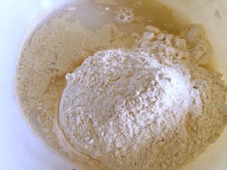 奶黄包,面粉、温水和酵母放盆中，搅拌成棉絮状。