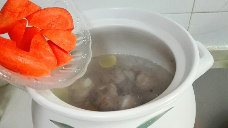 淡菜海带结排骨汤,放进胡萝卜块