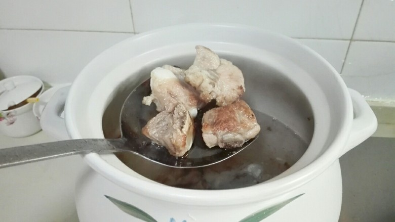 淡菜海带结排骨汤,炒好的排骨放进砂锅