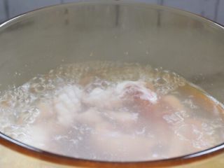 蚝油鱿鱼,锅中烧开水放入鱿鱼焯烫至卷马上捞出