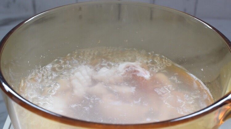 蚝油鱿鱼,锅中烧开水放入鱿鱼焯烫至卷马上捞出
