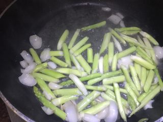 绿色美食芦笋百合炒虾仁,加入少许水，盖上锅盖至芦笋变色