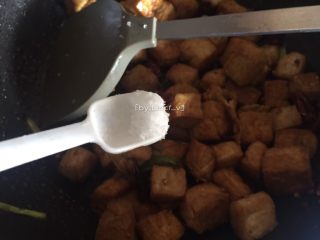 宫保豆腐丁,加入食用盐翻炒调味