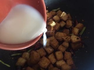 宫保豆腐丁,最后搅拌调好的水淀粉倒入翻炒至收汁即可