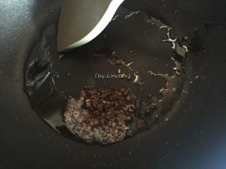 宫保豆腐丁,将锅中的食用油倒出，留少许将花椒爆香