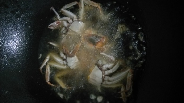 麻辣干锅湖海派,锅中倒油先炸螃蟹，耗儿鱼