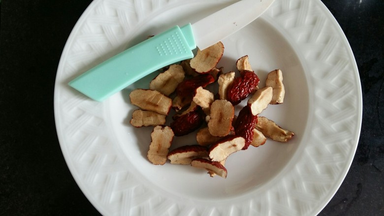 玉米面发糕,红枣用水果刀🔪去核切片。
