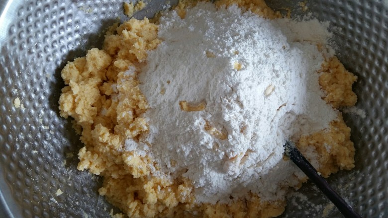 玉米面发糕,玉米面放凉后倒入面粉。