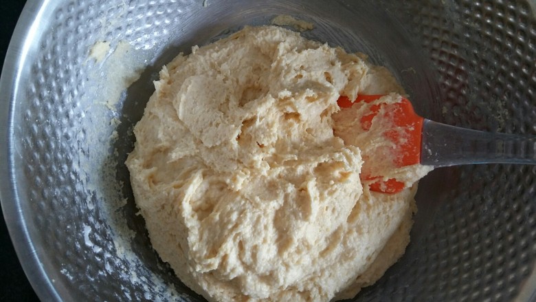 玉米面发糕,倒入酵母水，用刮刀搅拌均匀至无干粉。