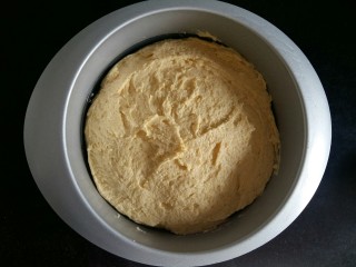 玉米面发糕,把搅拌好的玉米面倒入蛋糕模中，抹平。（搅拌好的玉米面是很沾手的，建议用工具来弄。）