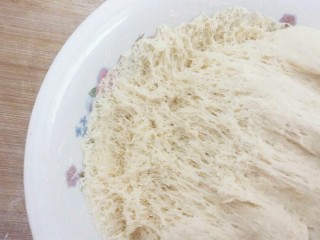 刺猬豆沙包,1小时后，发酵好的面团，拉开呈蜂窝状﻿