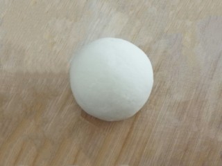 刺猬豆沙包,搅成絮状，揉成光滑的面团，盖上保鲜膜，发酵﻿﻿﻿﻿﻿﻿﻿﻿﻿﻿﻿﻿