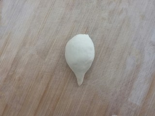 刺猬豆沙包,搓成水滴状，一头细的做鼻子﻿﻿﻿