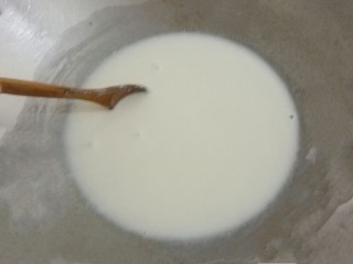 姜撞奶,﻿搅拌均匀，煮至沸腾，将牛奶用勺子搅拌一会儿，让其降温，差不多60～80°，不要晾凉降温，以免出现奶皮﻿