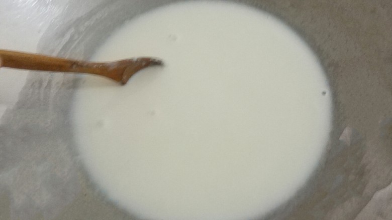 姜撞奶,﻿搅拌均匀，煮至沸腾，将牛奶用勺子搅拌一会儿，让其降温，差不多60～80°，不要晾凉降温，以免出现奶皮﻿