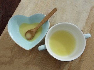 姜撞奶,﻿姜汁碗有点小，分成两份，用勺子将底部沉淀的生姜汁搅匀﻿﻿﻿