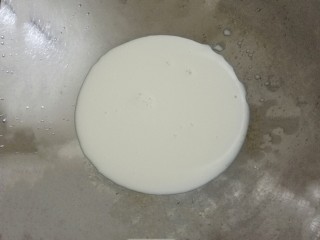 姜撞奶,﻿锅里倒入牛奶﻿﻿﻿﻿﻿﻿﻿﻿﻿