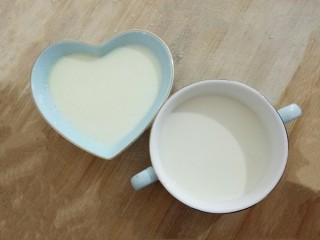 姜撞奶,﻿分别倒入刚刚热过的牛奶，牛奶离碗口约15㎝，让“撞”的过程中，姜汁和牛奶充分融合﻿﻿﻿﻿﻿，不要搅动，静置20分钟，即可凝结﻿﻿﻿﻿﻿