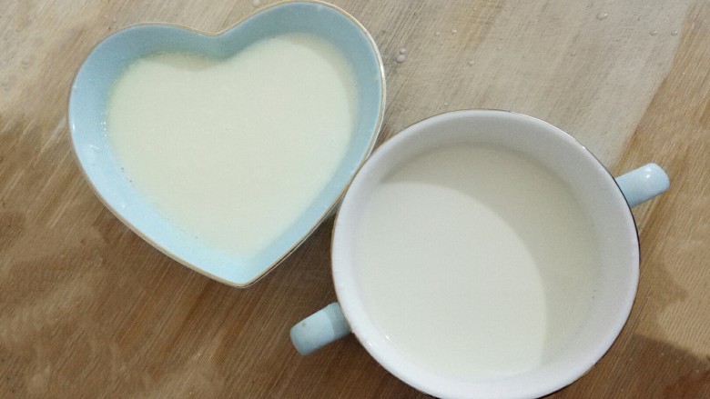 姜撞奶,﻿分别倒入刚刚热过的牛奶，牛奶离碗口约15㎝，让“撞”的过程中，姜汁和牛奶充分融合﻿﻿﻿﻿﻿，不要搅动，静置20分钟，即可凝结﻿﻿﻿﻿﻿