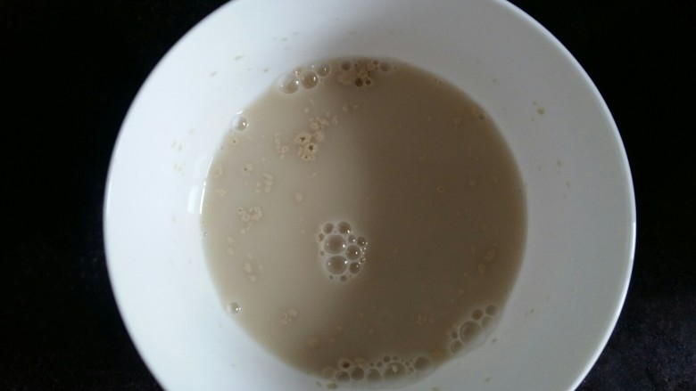 小兔奶香豆沙包,酵母用一碗温水化开。