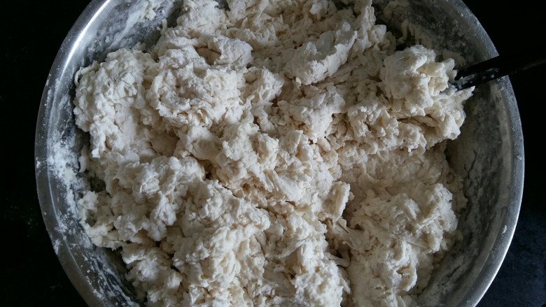 小兔奶香豆沙包,搅拌成絮的面粉。