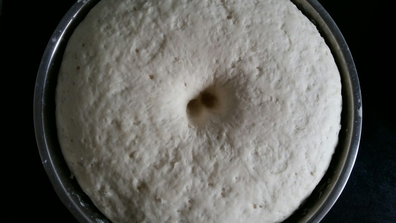 小兔奶香豆沙包,发酵好的面团摁下去不会弹起。