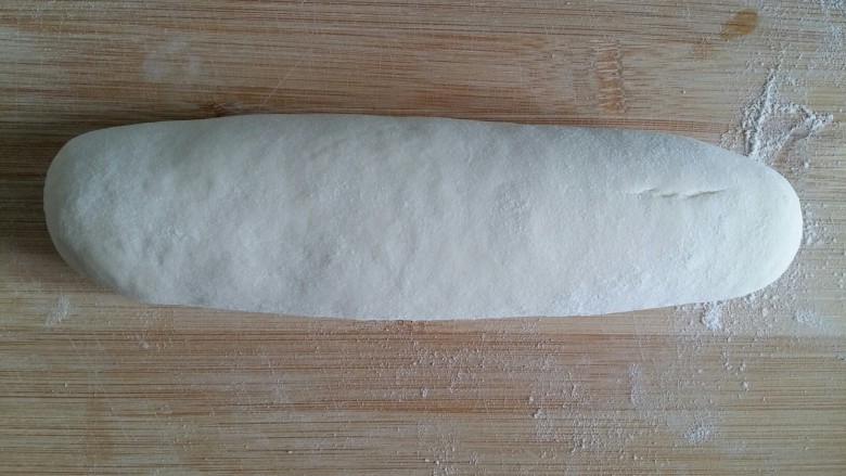 小兔奶香豆沙包,把小块面团搓成粗细均匀的长条。